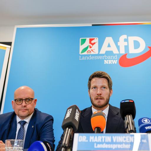 Martin Vincentz (AfD) (Mitte), Vorsitzender der AfD-Fraktion im Landtag Nordrhein-Westfalen, neben zwei weiteren Parteimitgliedern auf der Pressekonferenz über die Ergebnisse der Kommunalwahl.