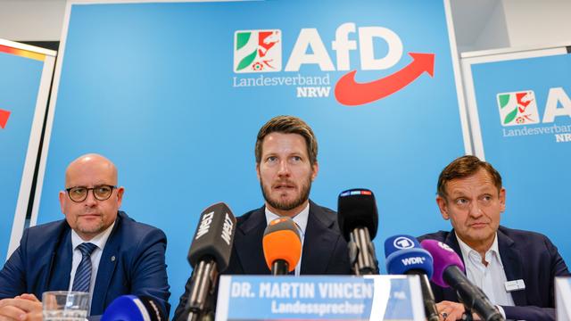 Martin Vincentz (AfD) (Mitte), Vorsitzender der AfD-Fraktion im Landtag Nordrhein-Westfalen, neben zwei weiteren Parteimitgliedern auf der Pressekonferenz über die Ergebnisse der Kommunalwahl.