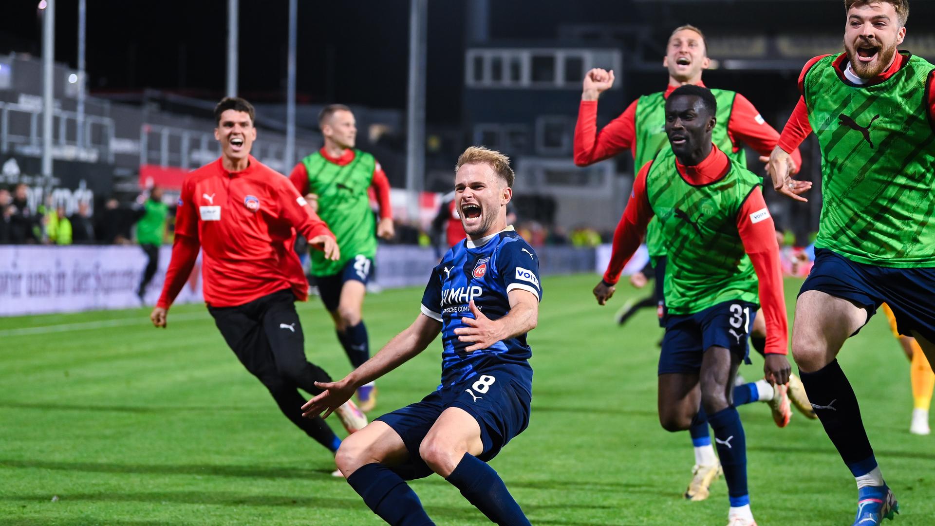 Bundesliga, Relegations-Rückspiel SV Elversberg - 1. FC Heidenheim: Leonardo Scienza vom 1. FC Heidenheim jubelt über sein Tor zum 1:2. 