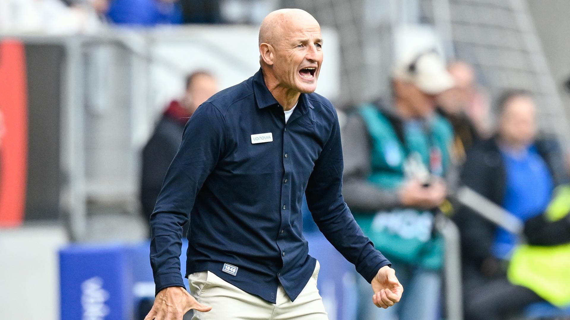 Peter Zeidler, zu dem Zeitpunkt noch Trainer des Fußball-Bundesligisten VfL Bochum, gestikuliert am Spielfeldrand.