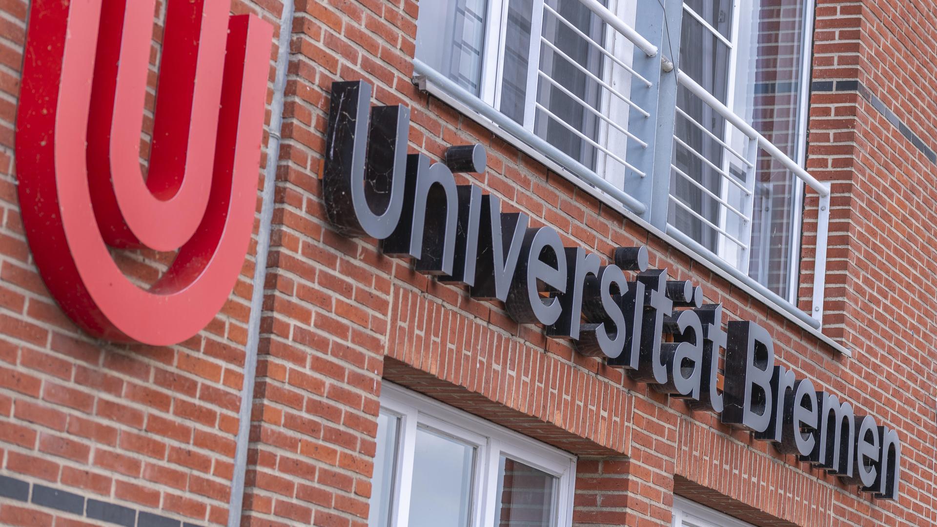 Gebäudefassade mit Logo und Aufschrift "Universität Bremen" Gebäudefassade mit Logo und Aufschrift "Universität Bremen"