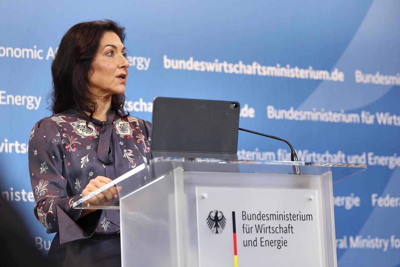 Bundesministerin für Wirtschaft und Energie, Katherina Reiche (CDU), kommt zu einer Pressekonferenz. Sie trägt Akten unter dem linken Arm.