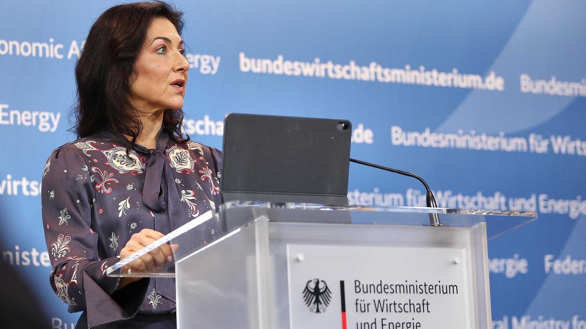 Bundesministerin für Wirtschaft und Energie, Katherina Reiche (CDU), kommt zu einer Pressekonferenz. Sie trägt Akten unter dem linken Arm.