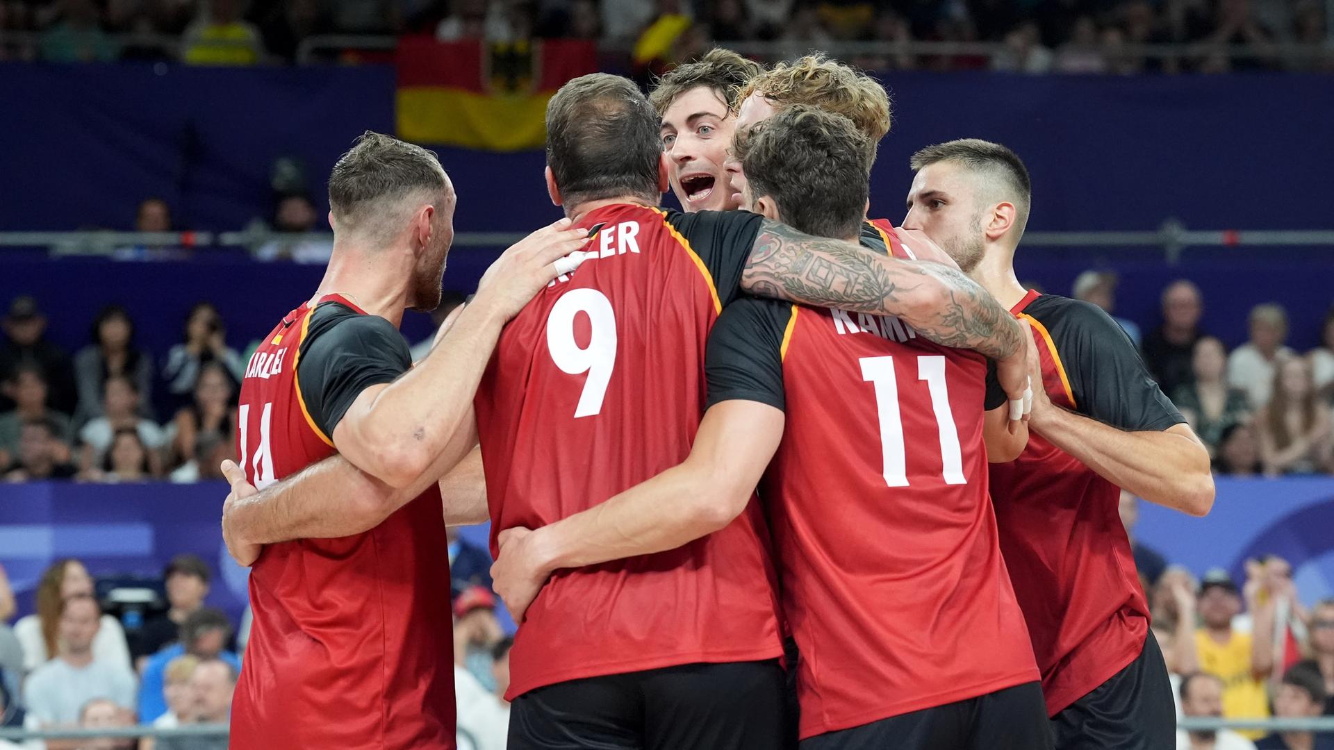 Paris: Die deutschen Spieler jubeln zusammen. Paris: Die deutschen Spieler jubeln zusammen.