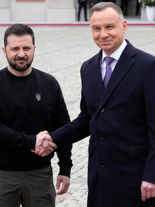 Warschau: Andrzej Duda, Präsident von Polen, und Wolodymyr Selenskyj, Präsident der Ukraine, reichen sich am Präsidentenpalast die Hände.