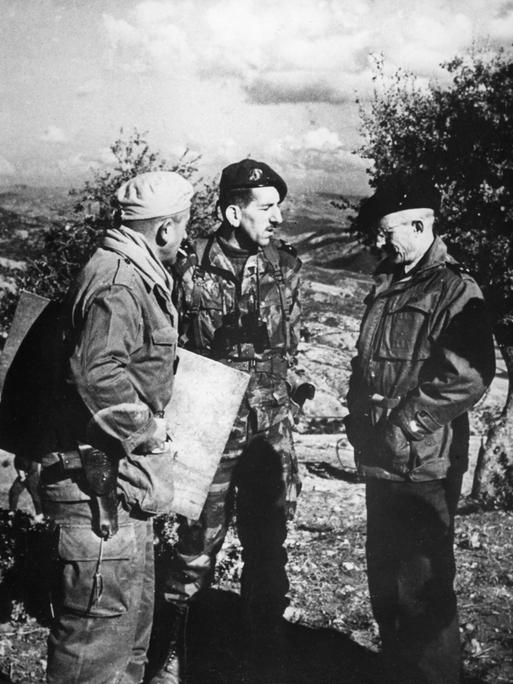 General Jacques Massu (M) Ende November 1958 bei einer Lagebesprechung mit General Faure (r) und General Maison-Rouge (l). 