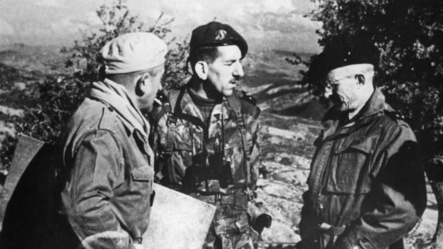 General Jacques Massu (M) Ende November 1958 bei einer Lagebesprechung mit General Faure (r) und General Maison-Rouge (l). 