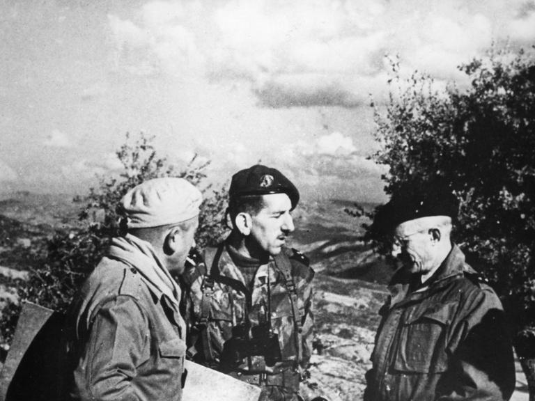 General Jacques Massu (M) Ende November 1958 bei einer Lagebesprechung mit General Faure (r) und General Maison-Rouge (l). 