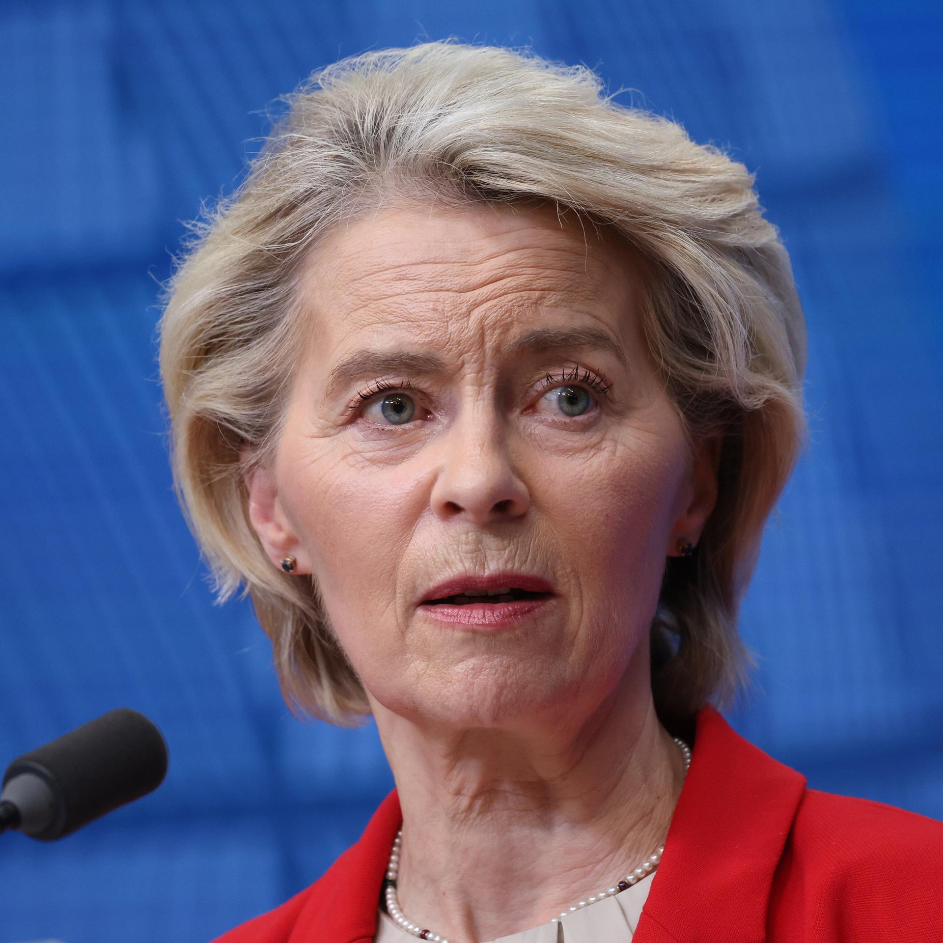 Ursula von der Leyen spricht auf einer Pressekonferenz im Brüsseler Ratsgebäude.