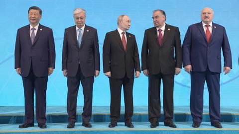 Auf diesem von der staatlichen Nachrichtenagentur Sputnik via AP veröffentlichten Foto posieren von links: der chinesische Präsident Xi Jinping, der kasachische Präsident Kassym-Schomart Tokajew, der russische Präsident Wladimir Putin, der tadschikische Präsident Emomali Rachmon und der Präsident von Belarus Alexander Lukaschenko.