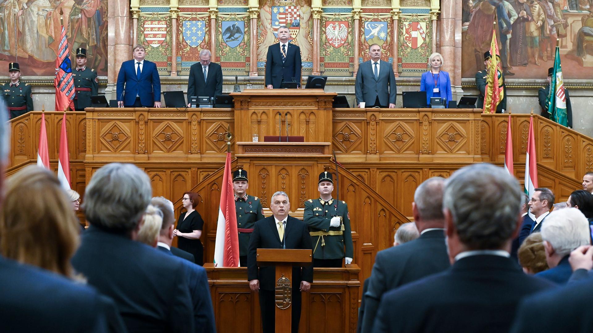Der Vorsitzende der Fidesz-Partei, Viktor Orban, spricht im Parlament in Budapest. Der Vorsitzende der Fidesz-Partei, Viktor Orban, spricht im Parlament in Budapest.