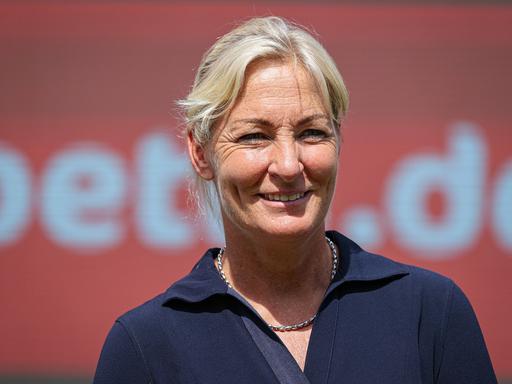 Barbara Rittner lächelt während eines Tennisturniers