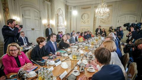 Brandenburg, Meseberg: Das Bundeskabinett mit Bundeskanzler Olaf Scholz (SPD) kommt zur Halbzeit-Klausur im Schloss Meseberg zu seiner ersten Sitzung zusammen. Kanzler Scholz und seine 16 Minister beraten bei der fünften Klausurtagung der Ampelregierung über die aktuellen Themen der Koalition.