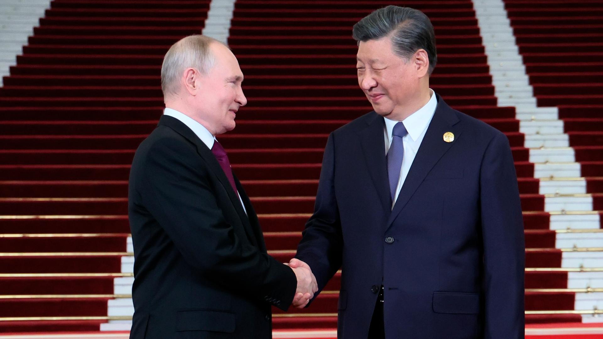 Der russische Präsident Vladimir Putin und der chinesische Präsident Xi Jinping bei einem obligatorischen Händeschütteln im Oktober 2023. 