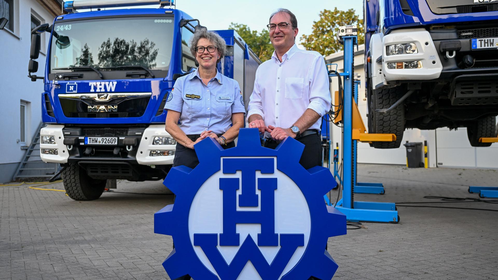 Alexander Dobrindt (CSU, r), Bundesinnenminister, steht im Beisein von Sabine Lackner, Präsidentin des Technischen Hilfswerks, auf dem Gelände des THW Ortsverbands Quedlinburg. Alexander Dobrindt (CSU, r), Bundesinnenminister, steht im Beisein von Sabine Lackner, Präsidentin des Technischen Hilfswerks, auf dem Gelände des THW Ortsverbands Quedlinburg.