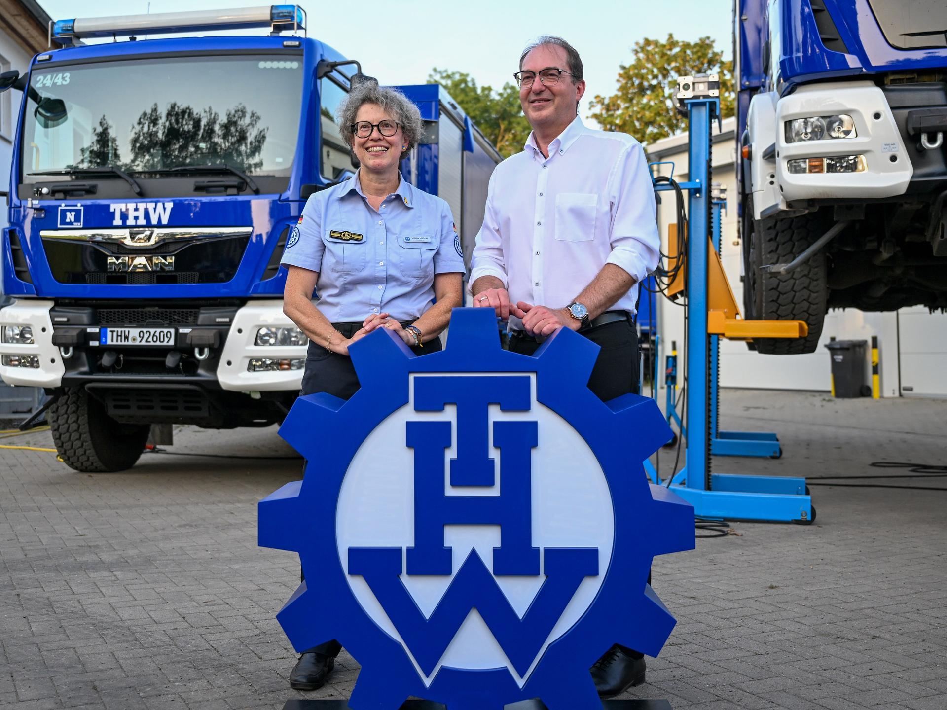Alexander Dobrindt (CSU, r), Bundesinnenminister, steht im Beisein von Sabine Lackner, Präsidentin des Technischen Hilfswerks, auf dem Gelände des THW Ortsverbands Quedlinburg.