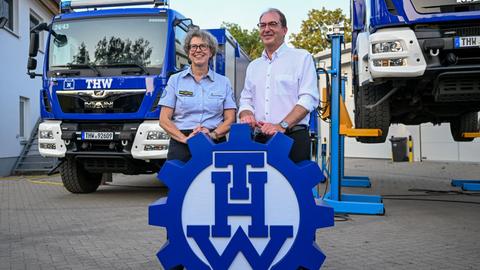 Alexander Dobrindt (CSU, r), Bundesinnenminister, steht im Beisein von Sabine Lackner, Präsidentin des Technischen Hilfswerks, auf dem Gelände des THW Ortsverbands Quedlinburg.