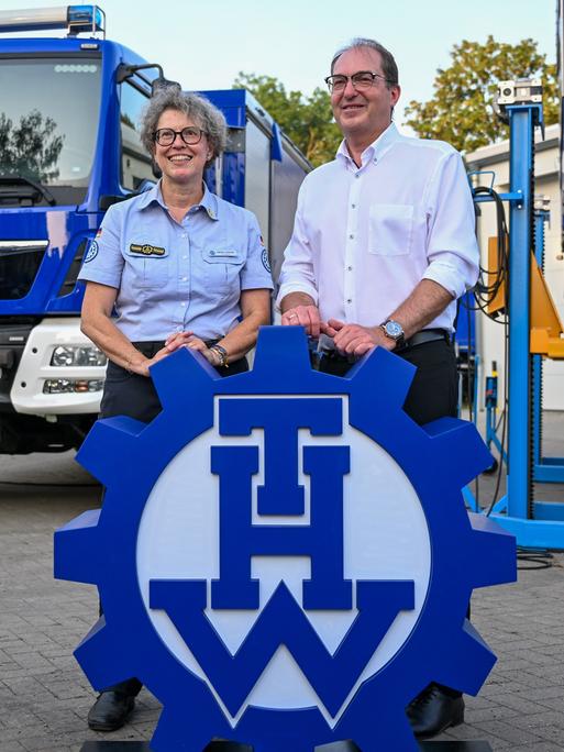 Alexander Dobrindt (CSU, r), Bundesinnenminister, steht im Beisein von Sabine Lackner, Präsidentin des Technischen Hilfswerks, auf dem Gelände des THW Ortsverbands Quedlinburg.