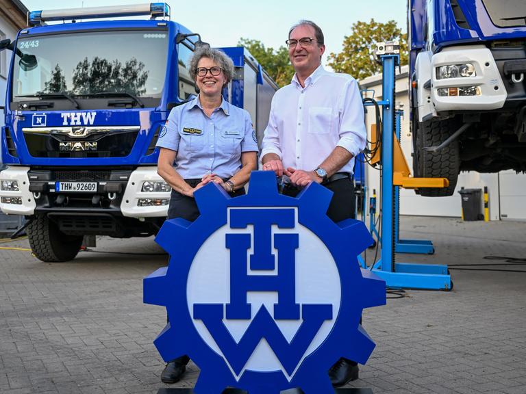 Alexander Dobrindt (CSU, r), Bundesinnenminister, steht im Beisein von Sabine Lackner, Präsidentin des Technischen Hilfswerks, auf dem Gelände des THW Ortsverbands Quedlinburg.