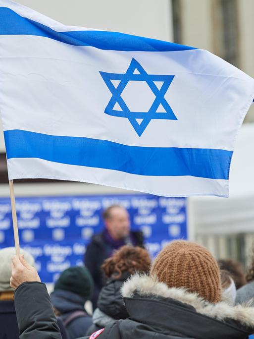 Während einer Kundgebung der Aktionsgruppe "Fridays for Israel" in Berlin wird eine Israel-Flagge in die Höhe gehalten. 