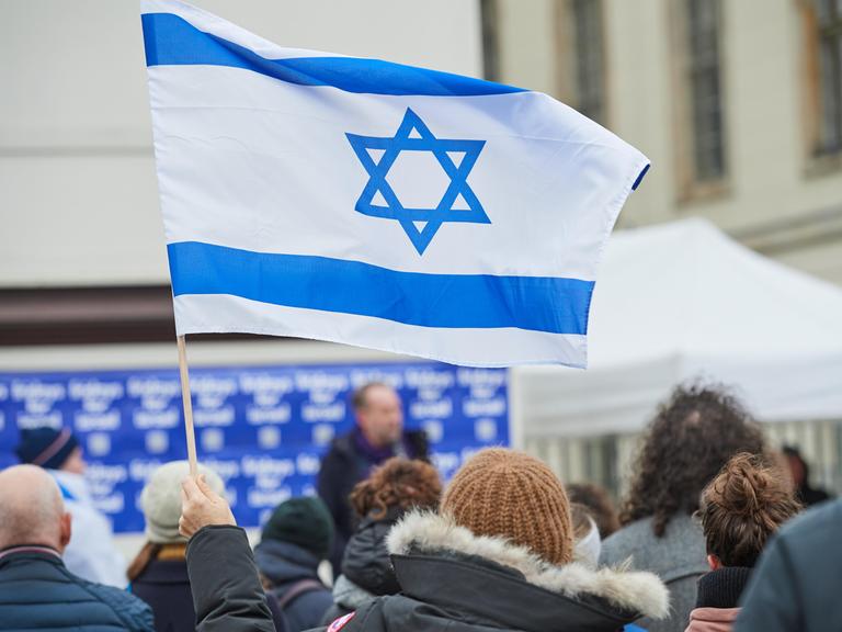 Während einer Kundgebung der Aktionsgruppe "Fridays for Israel" in Berlin wird eine Israel-Flagge in die Höhe gehalten. 