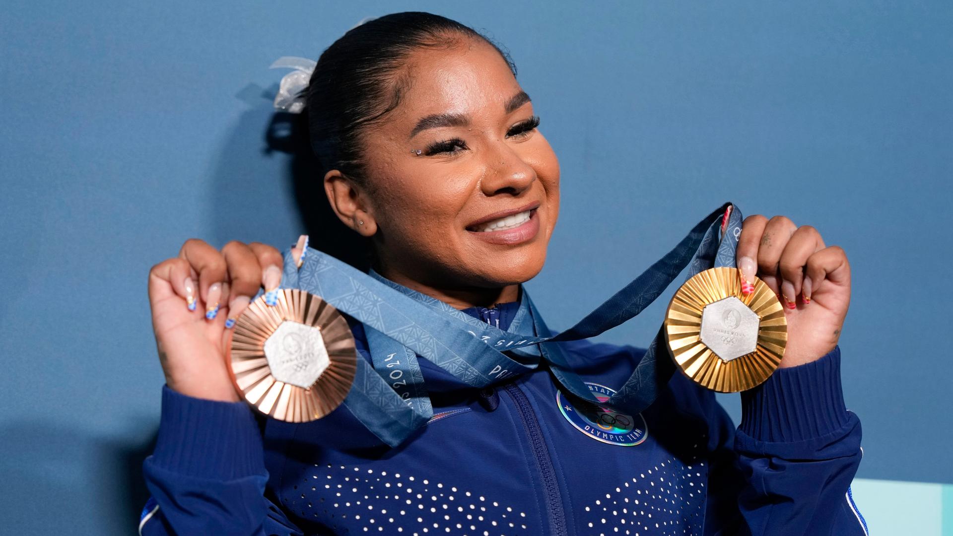 Die us-amerikanische Turnerin Jordan Chiles hält ihre Medaillen in den Händen bei den Olympischen Sommerspielen 2024 in Paris. Die us-amerikanische Turnerin Jordan Chiles hält ihre Medaillen in den Händen bei den Olympischen Sommerspielen 2024 in Paris.