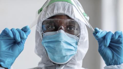 Afroamerikanischer Mann mit Schutzanzug Afroamerikanischer Mann mit Schutzanzug