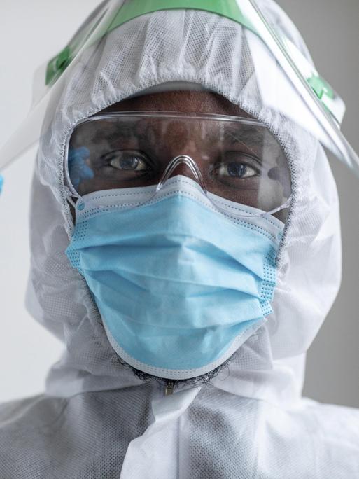 Afroamerikanischer Mann mit Schutzanzug
