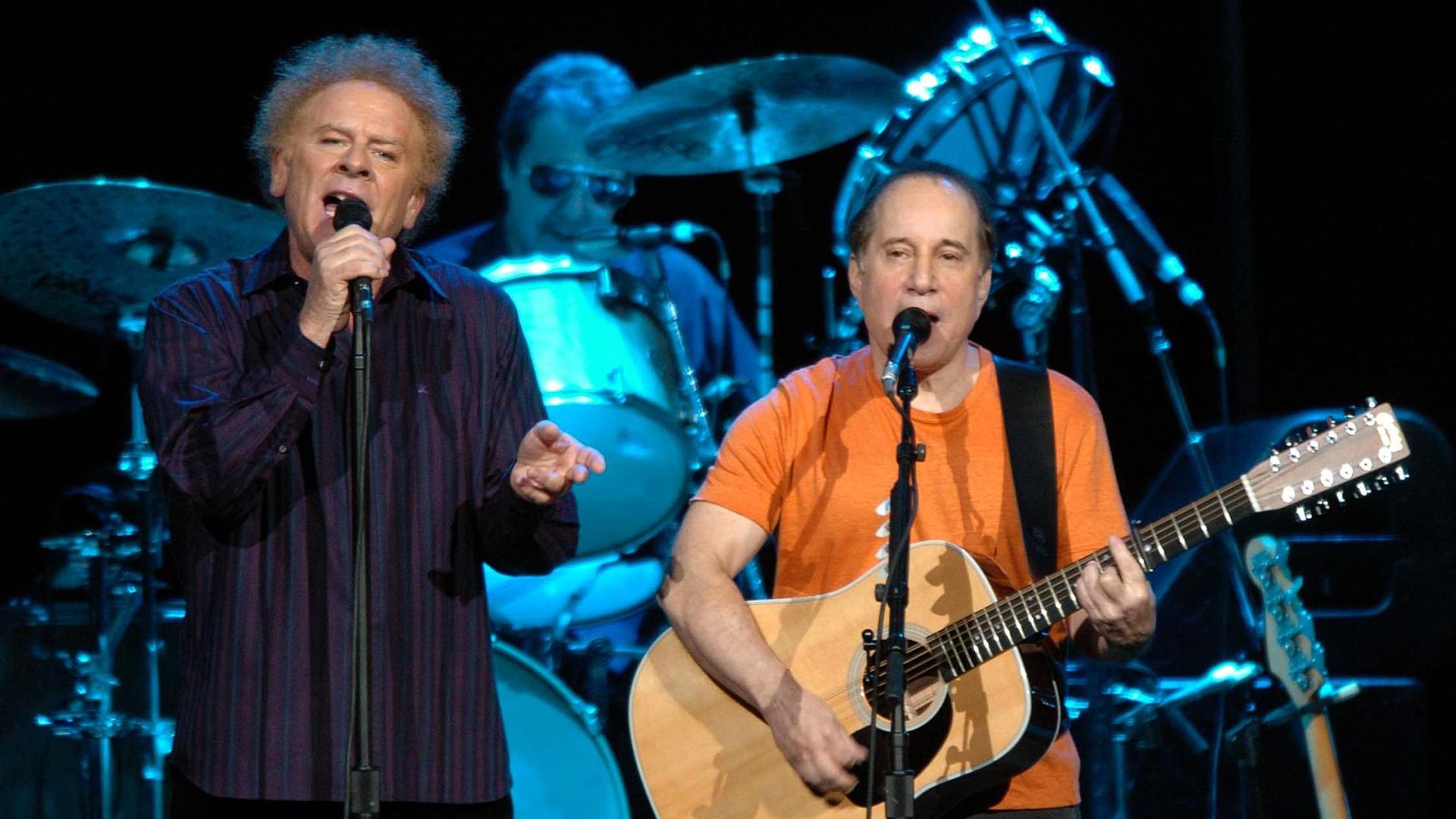 Das amerikanische Popduo Simon & Garfunkel - die Musiker Paul Simon (r) und Art Garfunkel - während eines Konzerts in Köln.