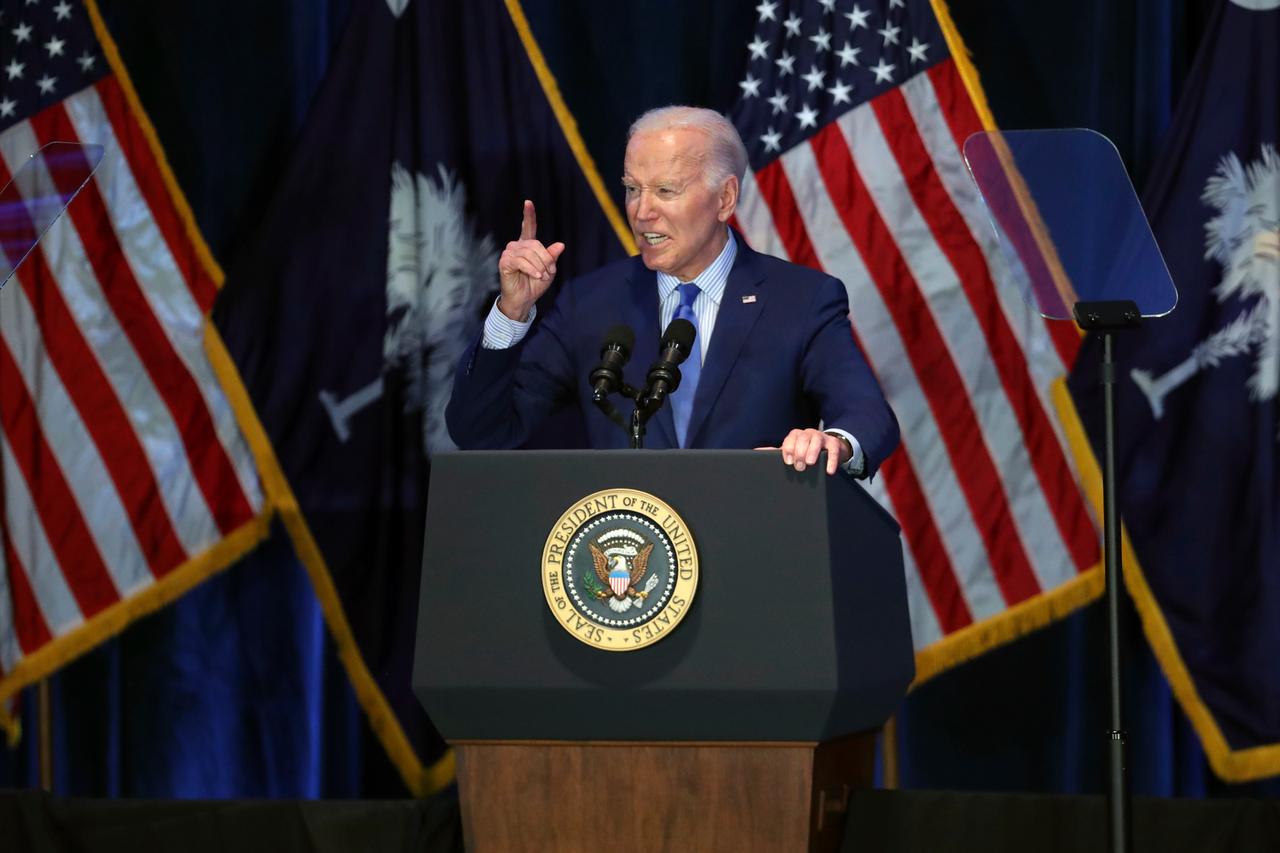 US-Präsident Biden spricht an einem Rednerpult.