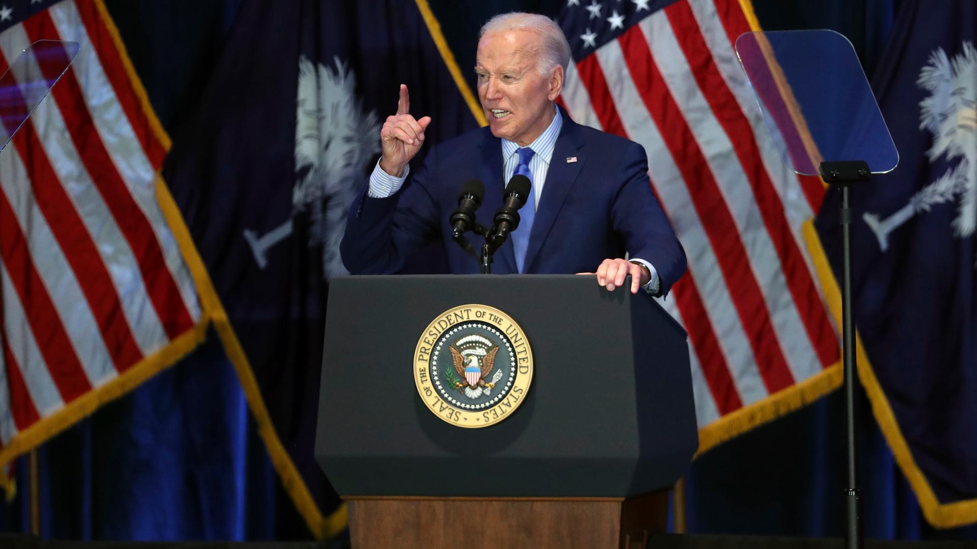 US-Präsident Biden spricht an einem Rednerpult.