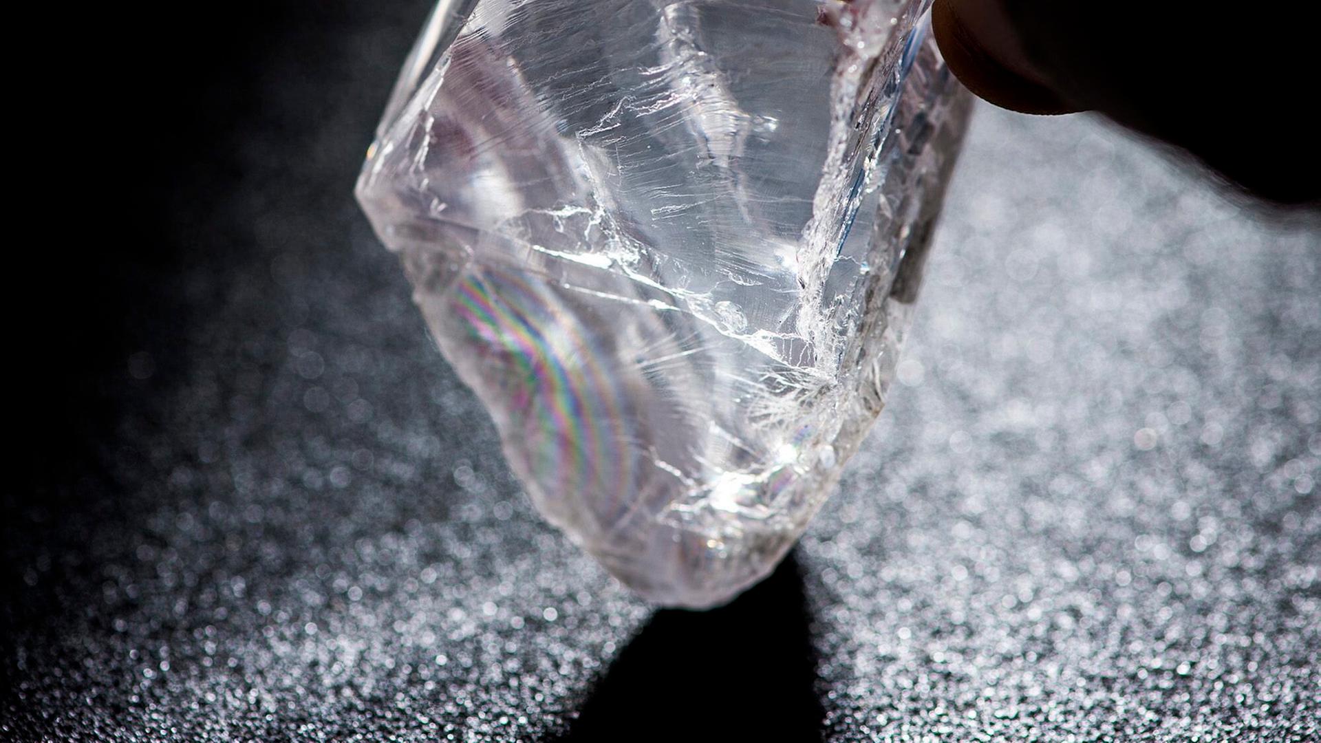 Nahaufnahme eines 813-Karat-Rohdiamanten der rund 60 MIllionen Dollar wert ist. 