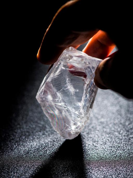 Nahaufnahme eines 813-Karat-Rohdiamanten, der rund 60 MIllionen Dollar wert ist. 