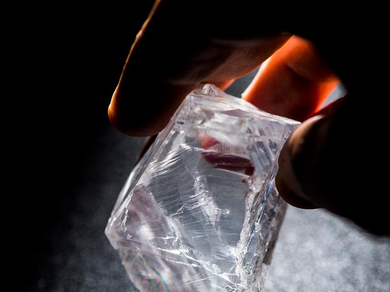 Nahaufnahme eines 813-Karat-Rohdiamanten, der rund 60 MIllionen Dollar wert ist. 