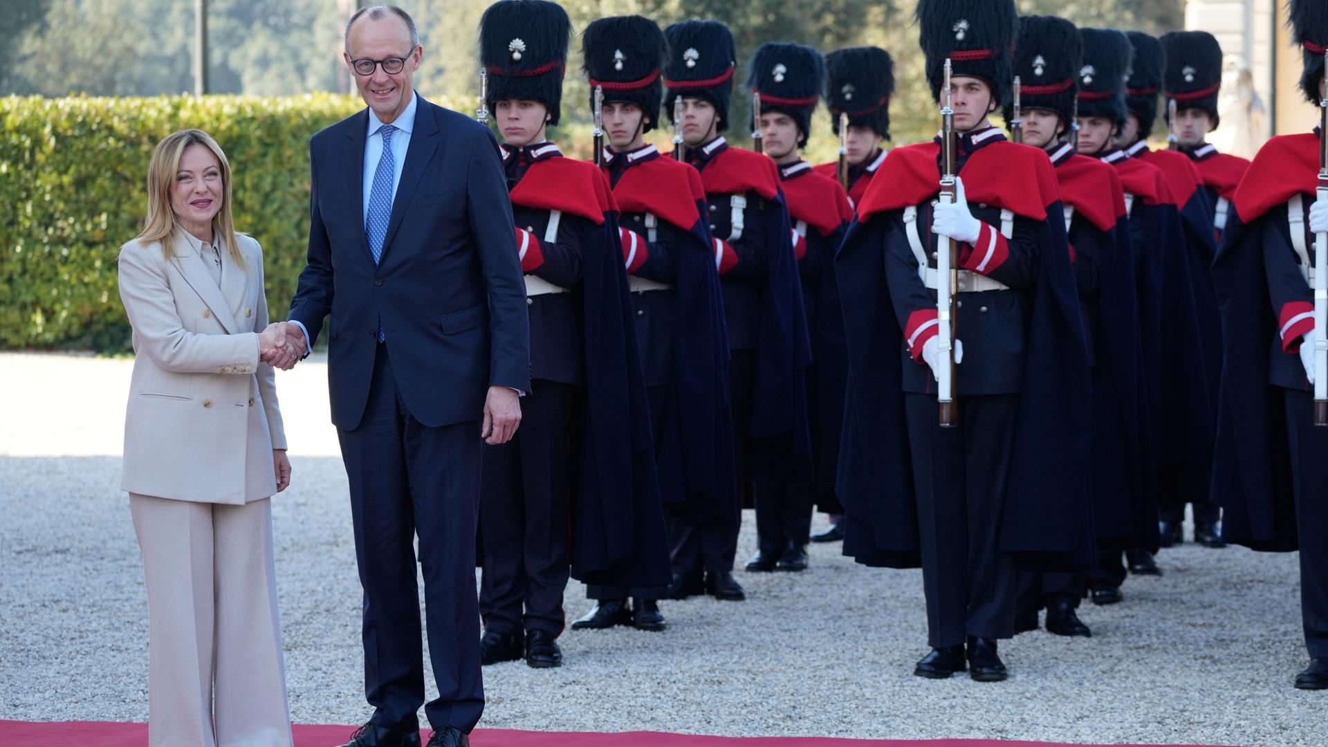 Mailand: Die italienische Ministerpräsidentin Giorgia Meloni begrüßt Bundeskanzler Friedrich Merz (CDU) bei einem Regierungsgipfel in der Villa Doria Pamphilj.