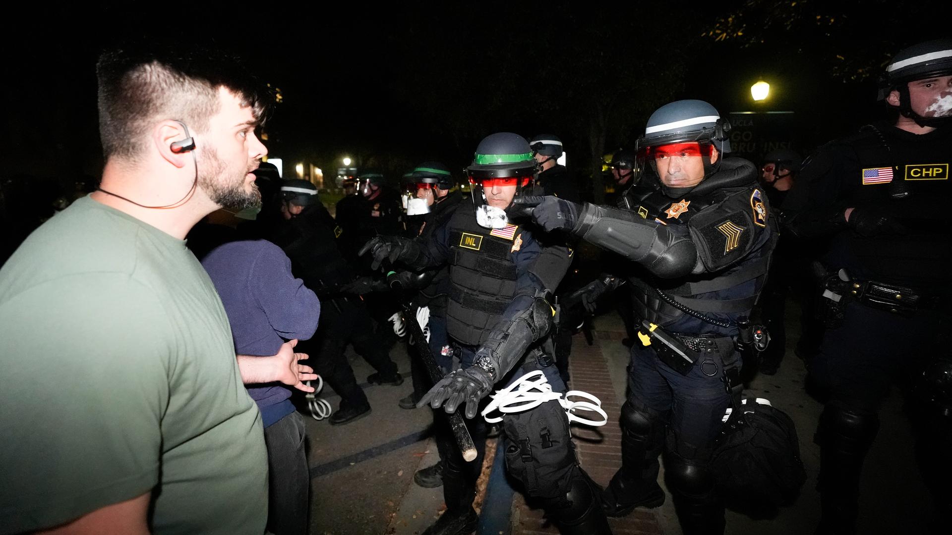 USA, Los Angeles: Demonstranten konfrontieren die Polizei auf dem UCLA-Campus.