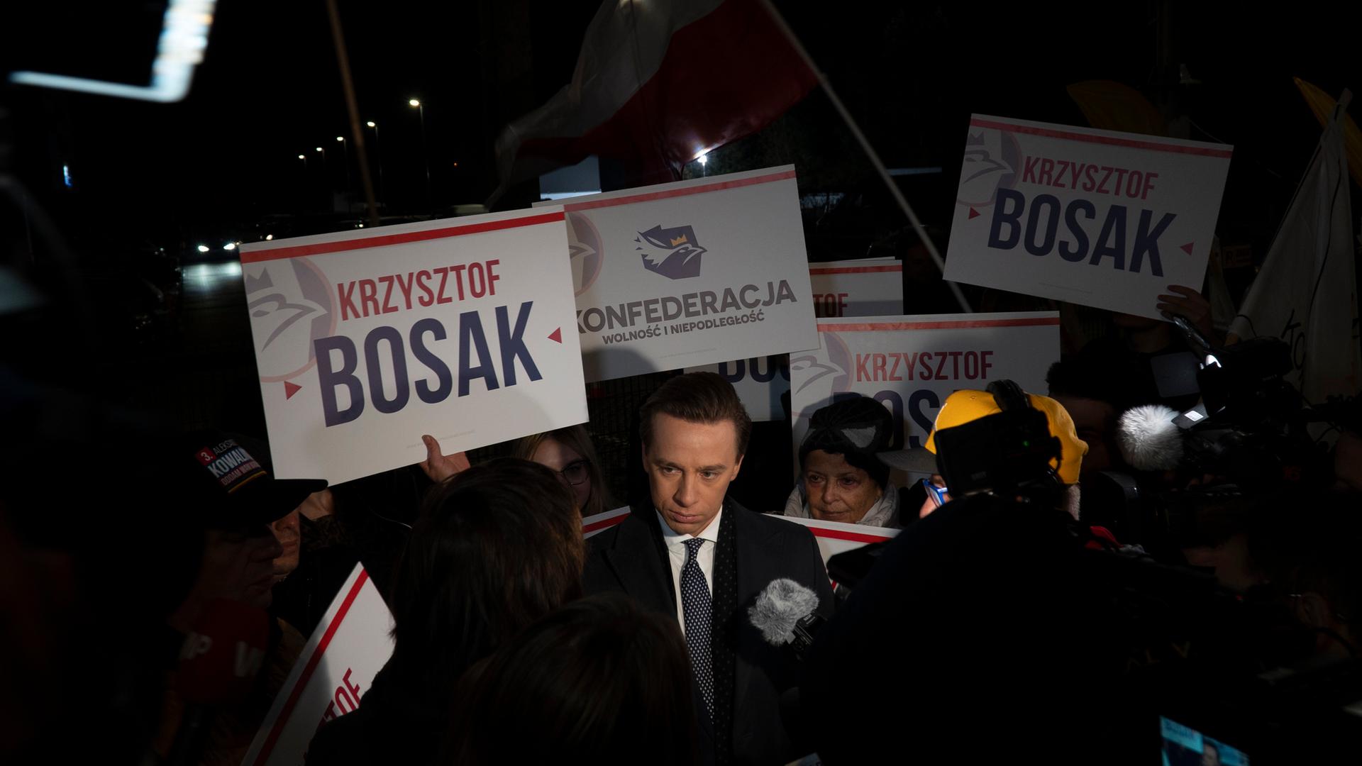 Krzysztof Bosak führendes Mitglied der polnischen Partei Konfederacja trifft auf Anhänger und Medienvertreter nach einer Veranstaltung. 