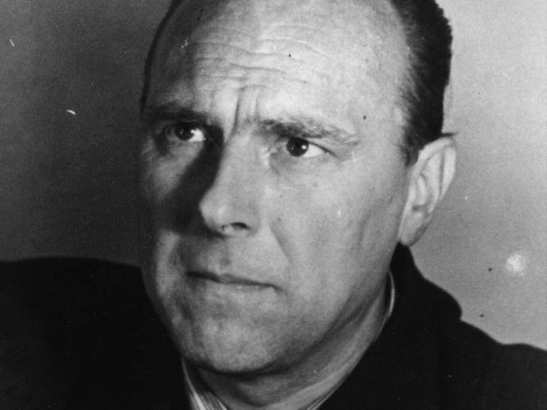 Ein Schwarz-Weiß-Porträtfoto von Ernst von Salomon, aufgenommen um 1950