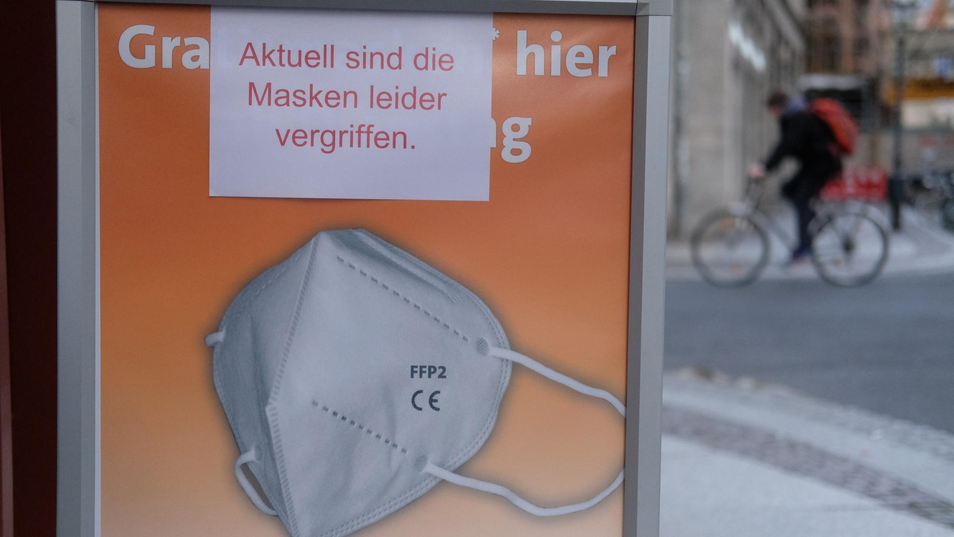 Ein Schild vor einer Apotheke weist auf vergriffene Mund- und Nasenschutzmasken hin. Ein Schild vor einer Apotheke weist auf vergriffene Mund- und Nasenschutzmasken hin.