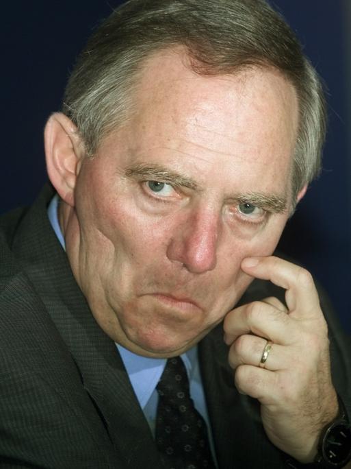 CDU-Politiker Wolfgang Schäuble am 11. Januar 2000 auf einer Pressekonferenz in Berlin, nachdem er Geldzahlungen an ihn durch den Waffenlobbyisten Karlheinz Schreiber eingestanden hat.
