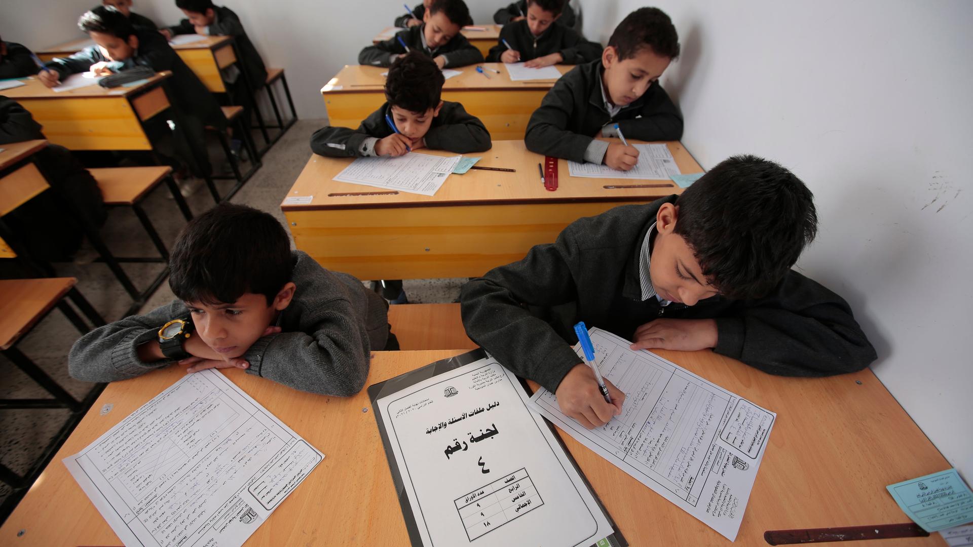 Jemenitische Schüler schreiben in einer Schule in Sanaa ihre letzte Schulprüfung. Jemenitische Schüler schreiben in einer Schule in Sanaa ihre letzte Schulprüfung.