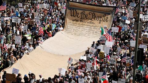 Demonstranten tragen während einer Anti-Trump-Demonstration unter dem Motto „No Kings Day“ 2025 in Los Angeles ein übergroßes Transparent mit dem Wortlaut der Präambel der US-Verfassung. Demonstranten tragen während einer Anti-Trump-Demonstration unter dem Motto „No Kings Day“ 2025 in Los Angeles ein übergroßes Transparent mit dem Wortlaut der Präambel der US-Verfassung.
