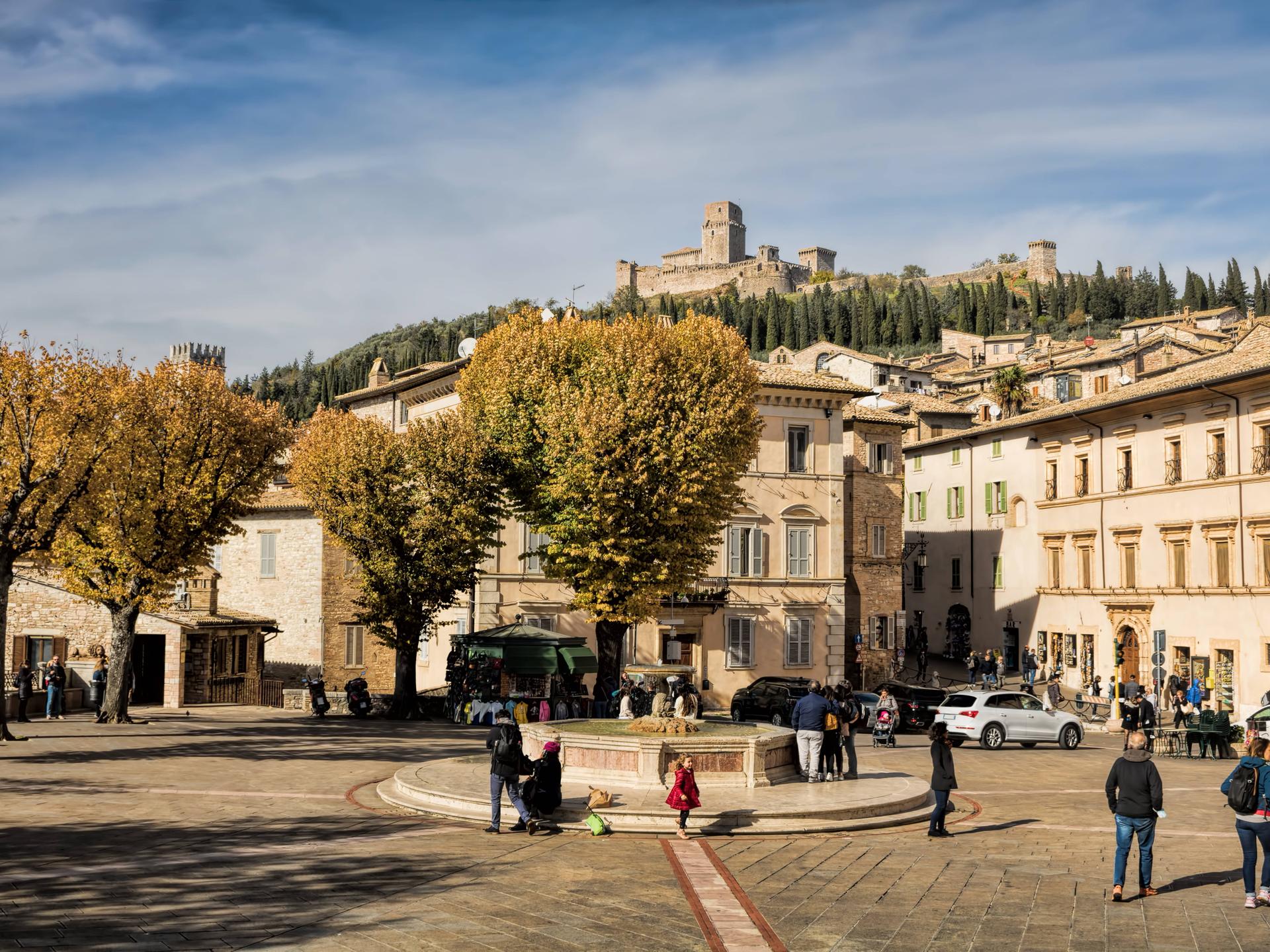 Blick auf die Burg Rocca Maggiore: Die italienischen Region Umbrien inspirierte Valzhyna Mort zu ihrem Prosagedicht „Lange Tage, lange Linien“.