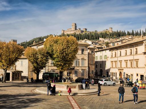 Blick auf die Burg Rocca Maggiore: Die italienischen Region Umbrien inspirierte Valzhyna Mort zu ihrem Prosagedicht „Lange Tage, lange Linien“.