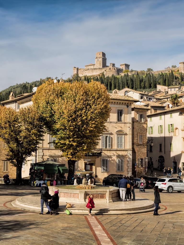 Blick auf die Burg Rocca Maggiore: Die italienischen Region Umbrien inspirierte Valzhyna Mort zu ihrem Prosagedicht „Lange Tage, lange Linien“.