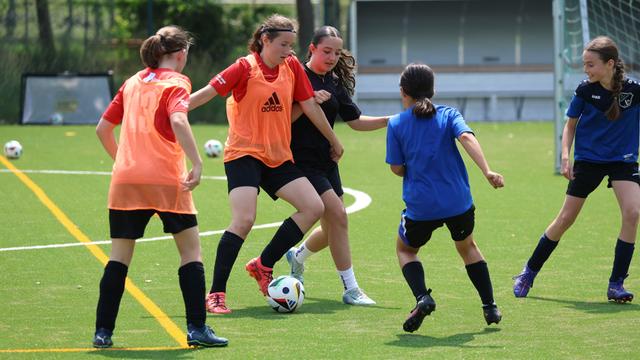 Eine Szene aus einem Trainingsspiel einer Mädchen-Mannschaft.