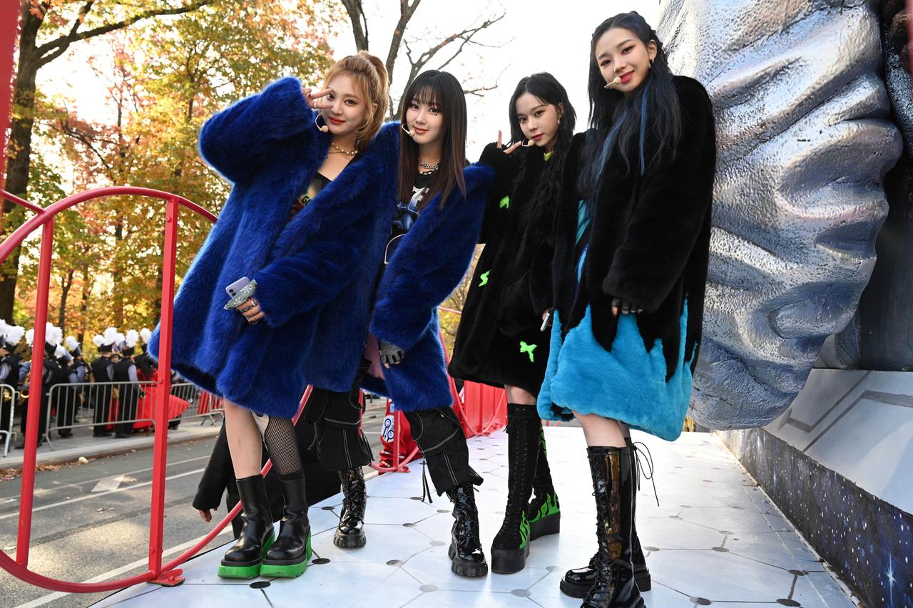 Vier Mitglieder der K-Pop-Band Aespa präsentieren sich auf einer Thanks-Giving-Parade in New York.