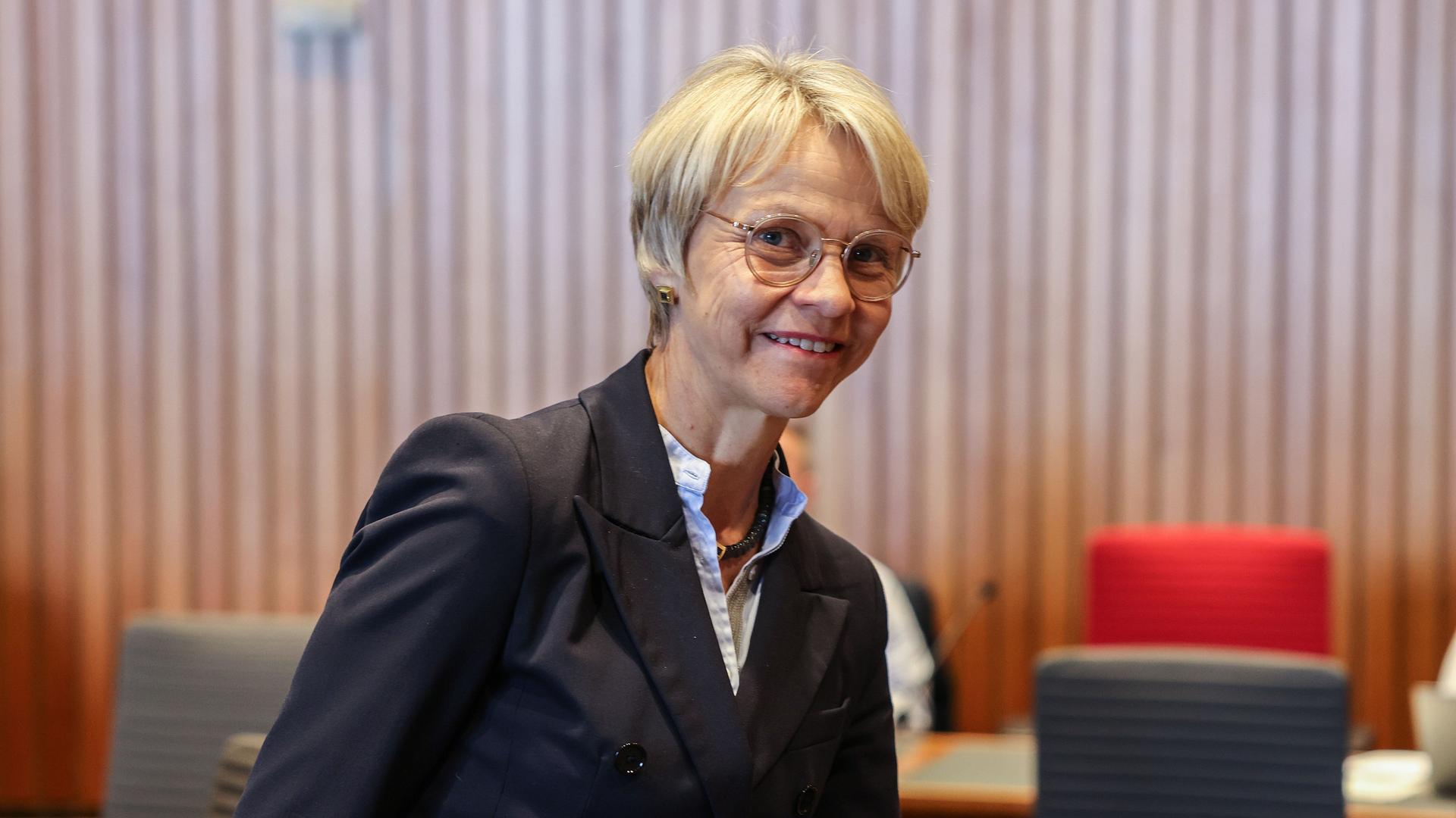 Schulministerin Dorothee Feller, CDU lächelt in die Kamera. Schulministerin Dorothee Feller, CDU lächelt in die Kamera.