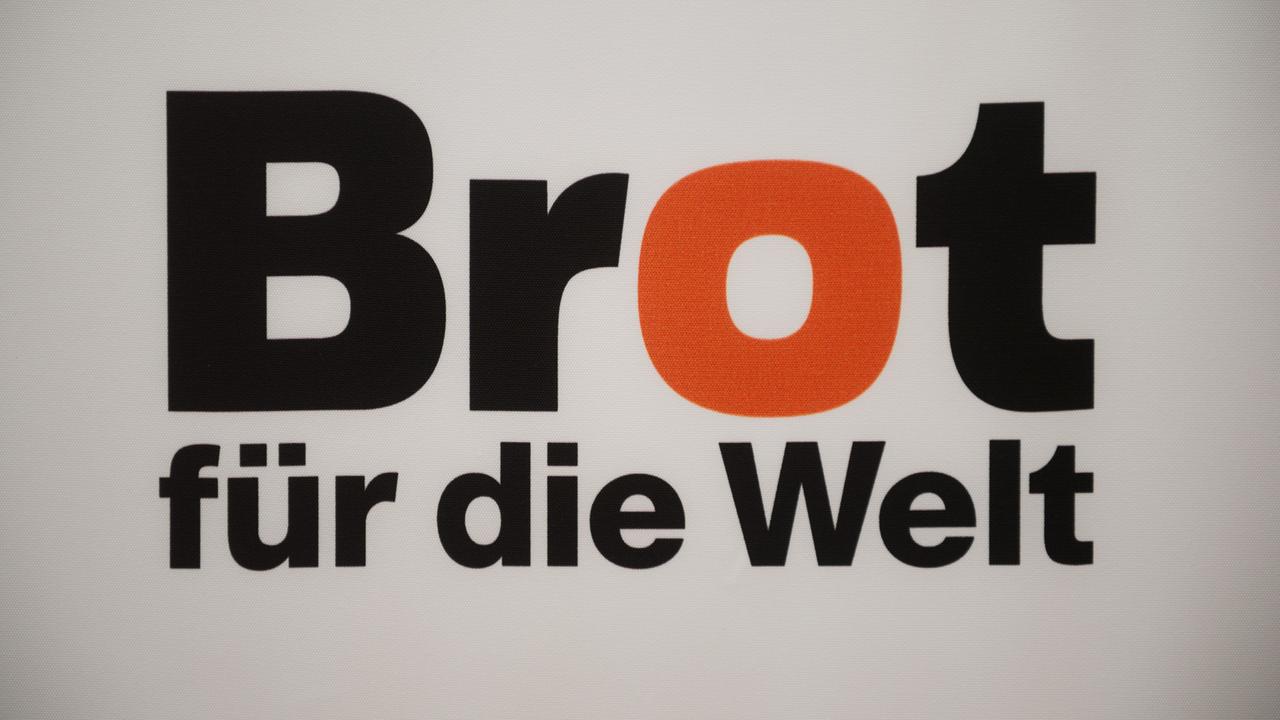 Das Logo von Brot für die Welt besteht aus dem Namen in schwarzer Schrift auf weißem Hintergrund mit einem roten o.