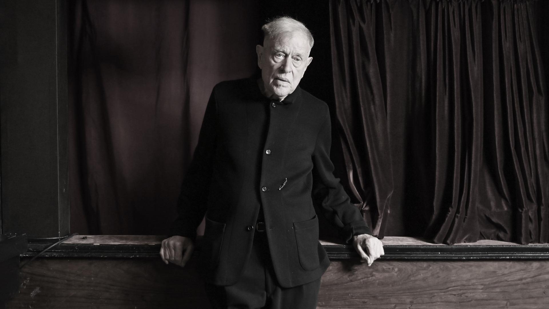 Der Theaterregisseur und Intendant Claus Peymann bei einem exklusiven Fototermin im Renaissance Theater in 2022.